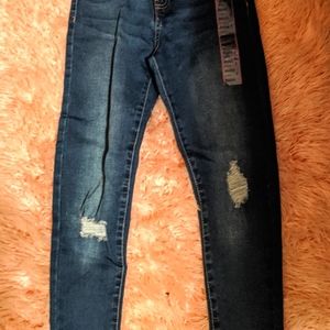 Size 1 NWT Madrid spray on jeans!